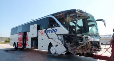 Manisa'da kamyon ile çarpışan yolcu otobüsündeki 21 kişi yaralandı