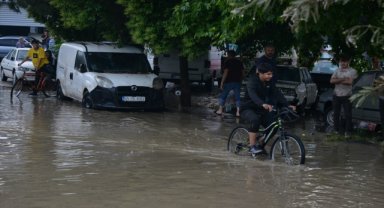 Manisa'da sağanak, su baskınlarına yol açtı