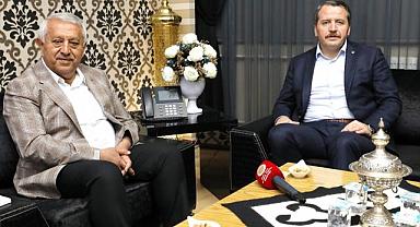 Memur-Sen Genel Başkanı Ali Yalçın, Belediye Başkanı Zeybek'i ziyaret etti