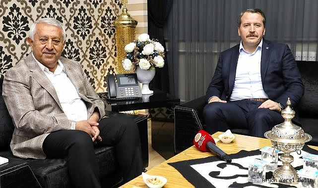 Memur-Sen Genel Başkanı Ali Yalçın, Belediye Başkanı Zeybek'i ziyaret etti