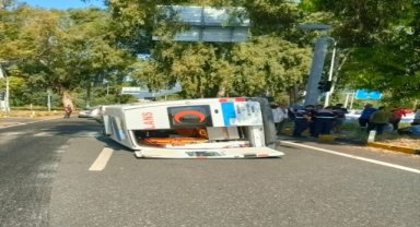 Muğla'da hasta taşıyan ambulans kavşakta otomobille çarpıştı