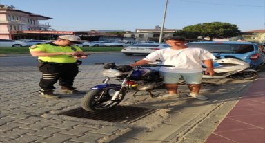 Muğla'da motosiklette yatar halde seyreden sürücüye 7 bin 558 lira ceza kesildi