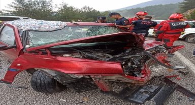 Muğla'da yolcu otobüsüyle çarpışan otomobildeki 2 kişi öldü