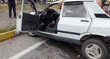 Otomobille kamyonetin çarpışması sonucu 1 kişi öldü, 4 kişi yaralandı