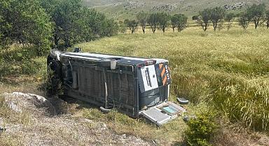 Şarampole devrilen minibüsteki 7 kişi yaralandı