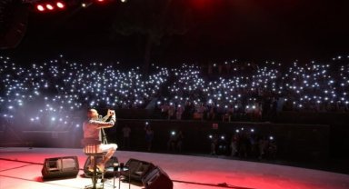 Şarkıcı Cem Adrian Marmaris'te konser verdi