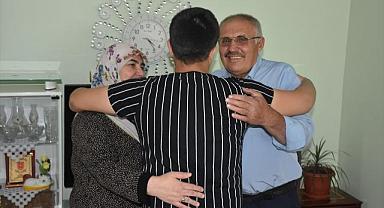 Üç çocuklu çift, koruyucu ailesi oldukları çocuğu sevgiyle büyütüyor