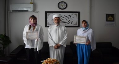 Ukraynalı anne ile kızı, Manisa'da Müslüman oldu
