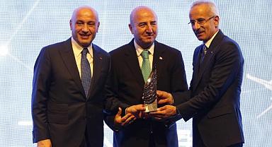 Ulaştırma ve Altyapı Bakanı Abdulkadir Uraloğlu, Hizmet İhracatı Şampiyonları’na ödüllerini takdim etti.