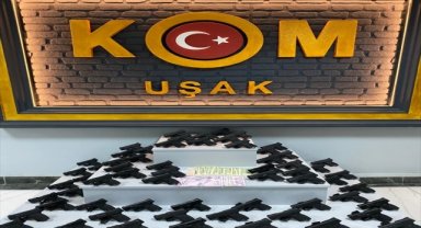 Uşak'ta bir otomobilde 63 ruhsatsız tabanca ele geçirildi