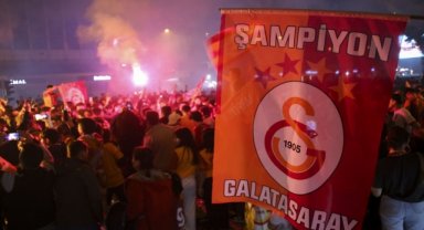 Uşak'ta Galatasaraylı taraftarlar şampiyonluğu kutluyor