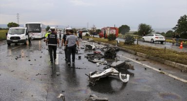 Uşak'ta hafif ticari araçla tankerin çarpıştığı kazada 2 kişi öldü
