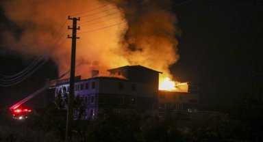 Uşak'ta özel bir kolejin çatısında çıkan yangın söndürüldü