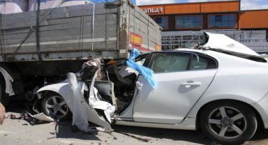 Uşak'ta park halindeki tıra çarpan otomobilin sürücüsü öldü