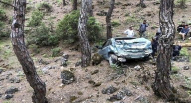Uşak'ta uçuruma devrilen otomobilin sürücüsü yaralandı