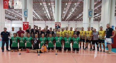 Voleybolda İzmir'deki Veteranlar Şampiyonası'nda dereceye girenler belli oldu