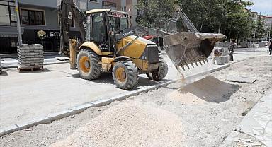 Afyonkarahisar Belediyesinin kaldırım yenileme çalışmaları sürüyor
