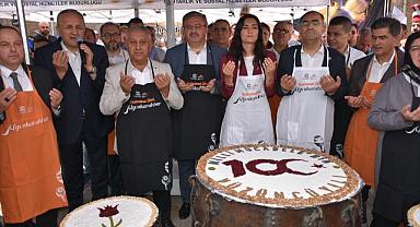 Afyonkarahisar'da 100 bin kap aşure dağıtıldı