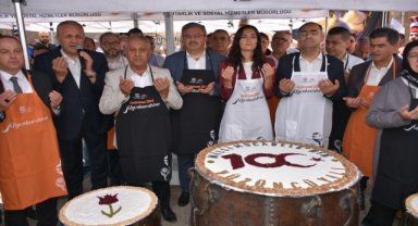 Afyonkarahisar'da 100 bin kap aşure dağıtıldı