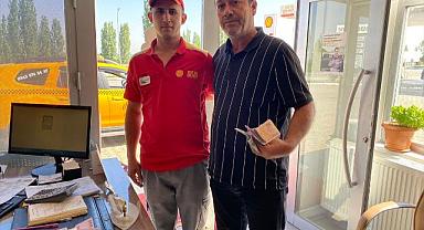 Afyonkarahisar'da akaryakıt istasyonunda bulunan para, Hataylı depremzedeye teslim edildi
