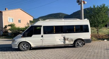 Afyonkarahisar'da çarpışan minibüs ile tarım aracındaki 4 kişi yaralandı