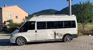 Afyonkarahisar'da çarpışan minibüs ile tarım aracındaki 4 kişi yaralandı