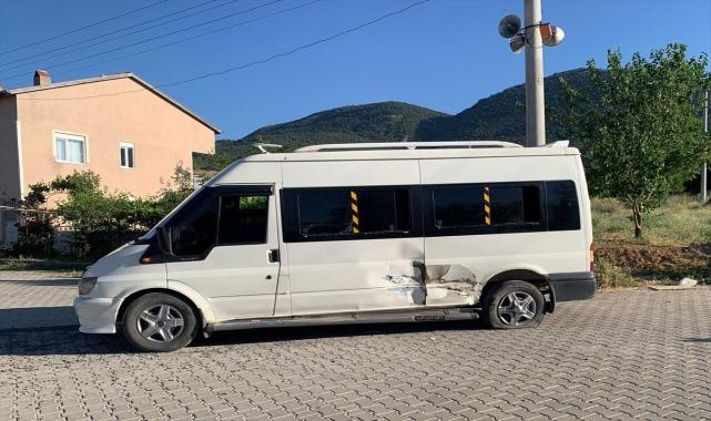 Afyonkarahisar'da çarpışan minibüs ile tarım aracındaki 4 kişi yaralandı