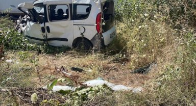 Afyonkarahisar'da hafif ticari aracın tırla çarpışması sonucu 3 kişi yaralandı