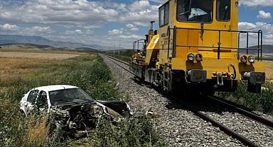 Afyonkarahisar'da hemzemin geçitte demiryolu bakım aracıyla çarpışan otomobildeki 3 kişi yaralandı