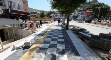 Afyonkarahisar'da kaldırım yenileme çalışması yapılıyor