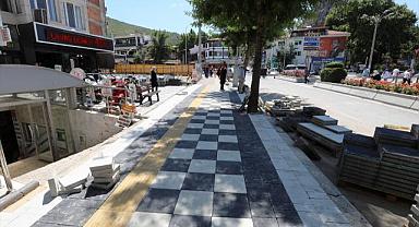 Afyonkarahisar'da kaldırım yenileme çalışması yapılıyor