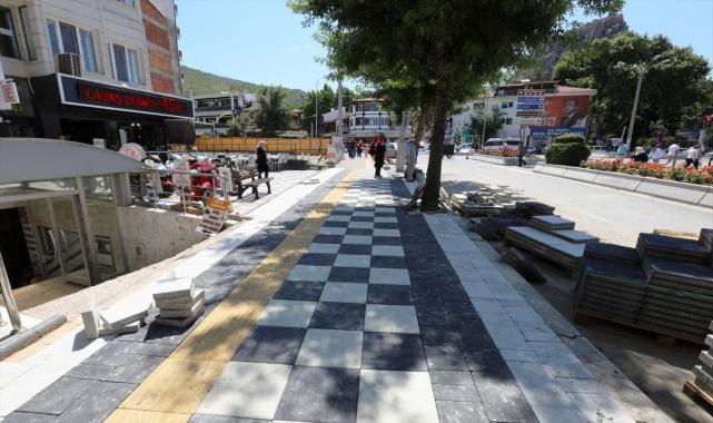 Afyonkarahisar'da kaldırım yenileme çalışması yapılıyor