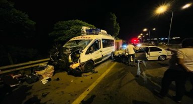 Afyonkarahisar'da minibüs ile otomobilin çarpıştığı kazada 1 kişi öldü, 6 kişi yaralandı