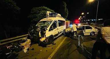 Afyonkarahisar'da minibüs ile otomobilin çarpıştığı kazada 1 kişi öldü, 6 kişi yaralandı