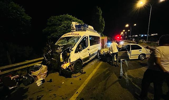 Afyonkarahisar'da minibüs ile otomobilin çarpıştığı kazada 1 kişi öldü, 6 kişi yaralandı