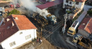 Afyonkarahisar'da ot yüklü kamyonet ile bir evin bahçesindeki otlar yandı