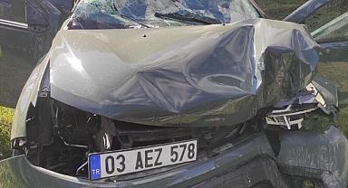 Afyonkarahisar'da parkın kapısına çarpan otomobildeki 5 kişi yaralandı