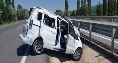 Afyonkarahisar'da refüje çarpan hafif ticari araçtaki 5 kişi yaralandı