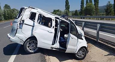 Afyonkarahisar'da refüje çarpan hafif ticari araçtaki 5 kişi yaralandı