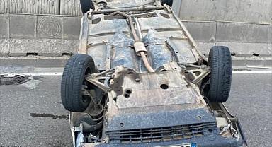 Afyonkarahisar'da refüje çarparak devrilen otomobildeki 2 kişi yaralandı