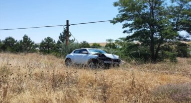 Afyonkarahisar'da tarlaya devrilen otomobildeki 6 kişi yaralandı