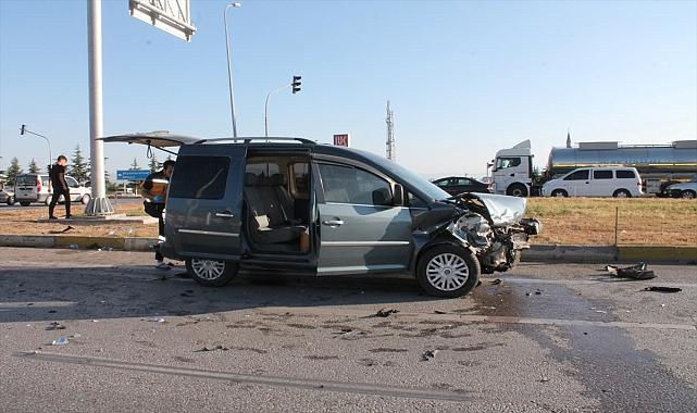 Afyonkarahisar'da hafif ticari araç ile otomobilin çarpıştığı kazada 10 kişi yaralandı