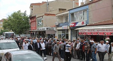 Afyonkarahisar'da trafik kazasında hayatını kaybeden kadının cenazesi toprağa verildi