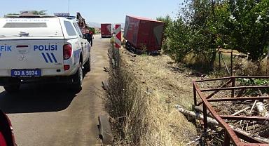Barakaya çarparak devrilen tırdaki 2 kişi yaralandı