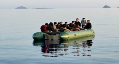 Bodrum açıklarında Yunanistan unsurlarınca geri itilen 27 düzensiz göçmen kurtarıldı