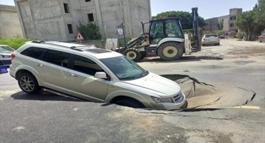 Bodrum'da otomobil yolda oluşan çukura düştü