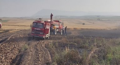 Dazkırı'da buğday tarlasında çıkan yangın söndürüldü