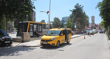Emirdağ Belediyesi Modern Taksi Duraklarına Bir Yenisi Daha Ekledi