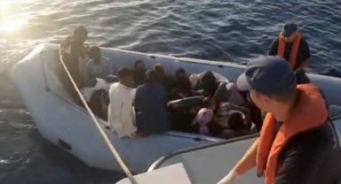 Foça açıklarında 19 düzensiz göçmen yakalandı