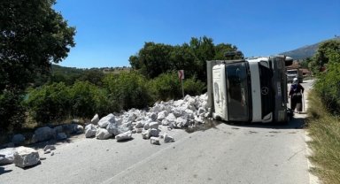 Gediz'de devrilen kamyonun sürücüsü yaralandı